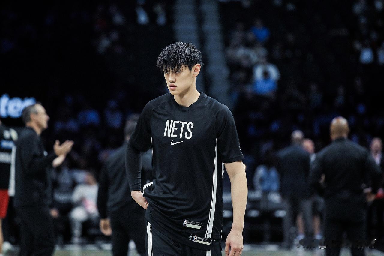 终于等到你！同一个赛季在NBA赛场出现两个中国球员！
今天，在篮网对阵太阳的季前
