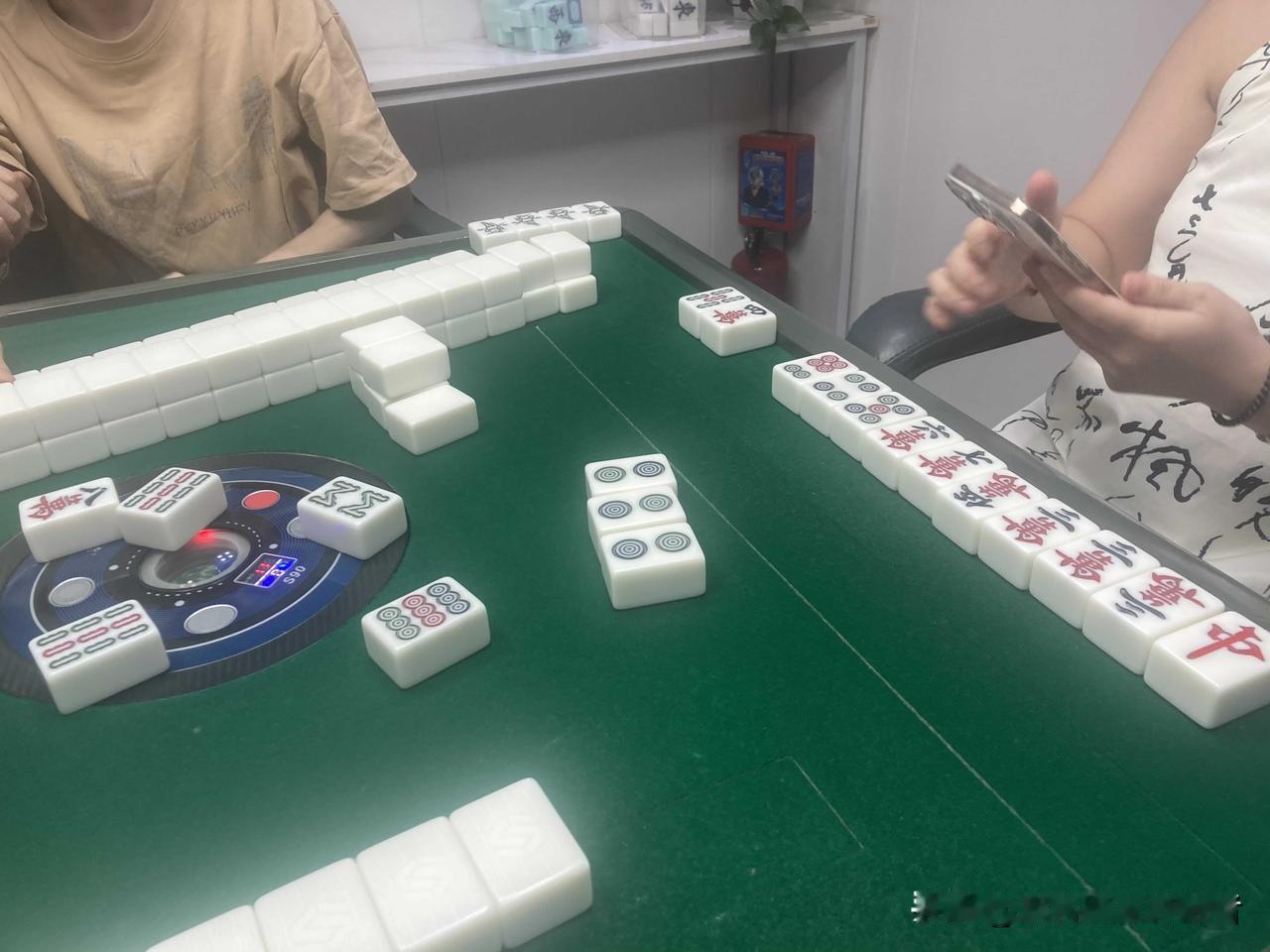 前两天打麻将遇到一件稀罕事。
我是庄家，开局打了一张幺鸡给对家碰，然后我上家又打