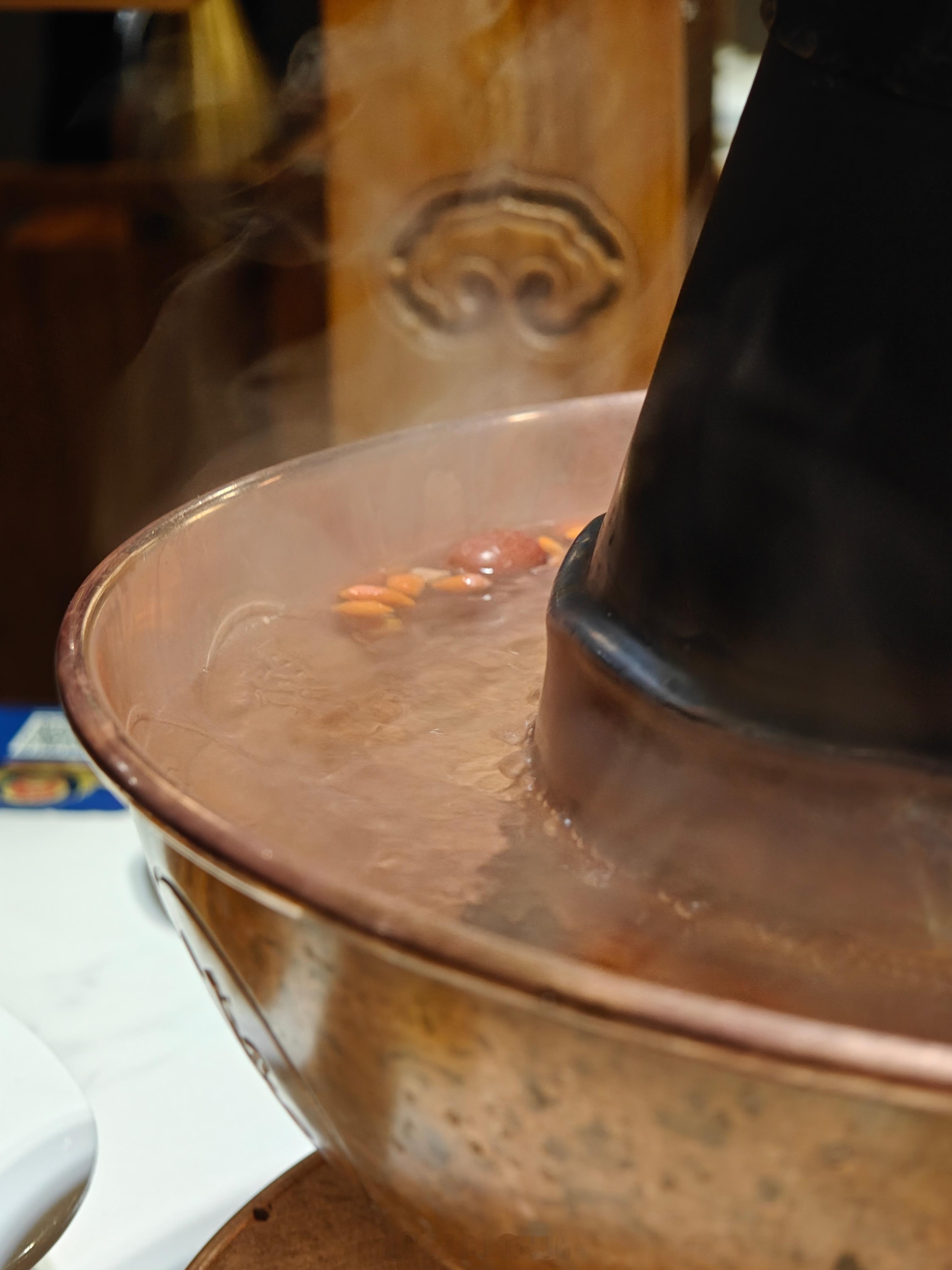 雪后，最适合涮肉吃了。就是菜单上怎么也有「清远鸡」[允悲] ​​​