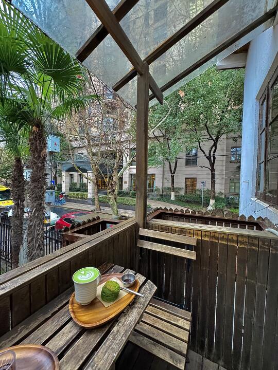 上海下雨天适合待一下午的露台🌧️☕……