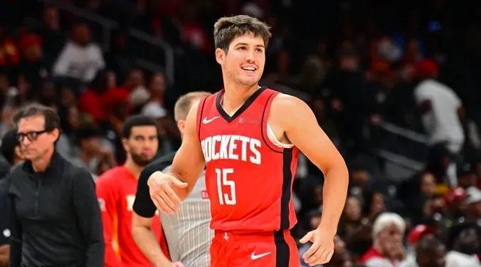 今天火箭大胜掘金。可以看出几个问题。
1、火箭的防守是基本盘没问题。
2、以内线