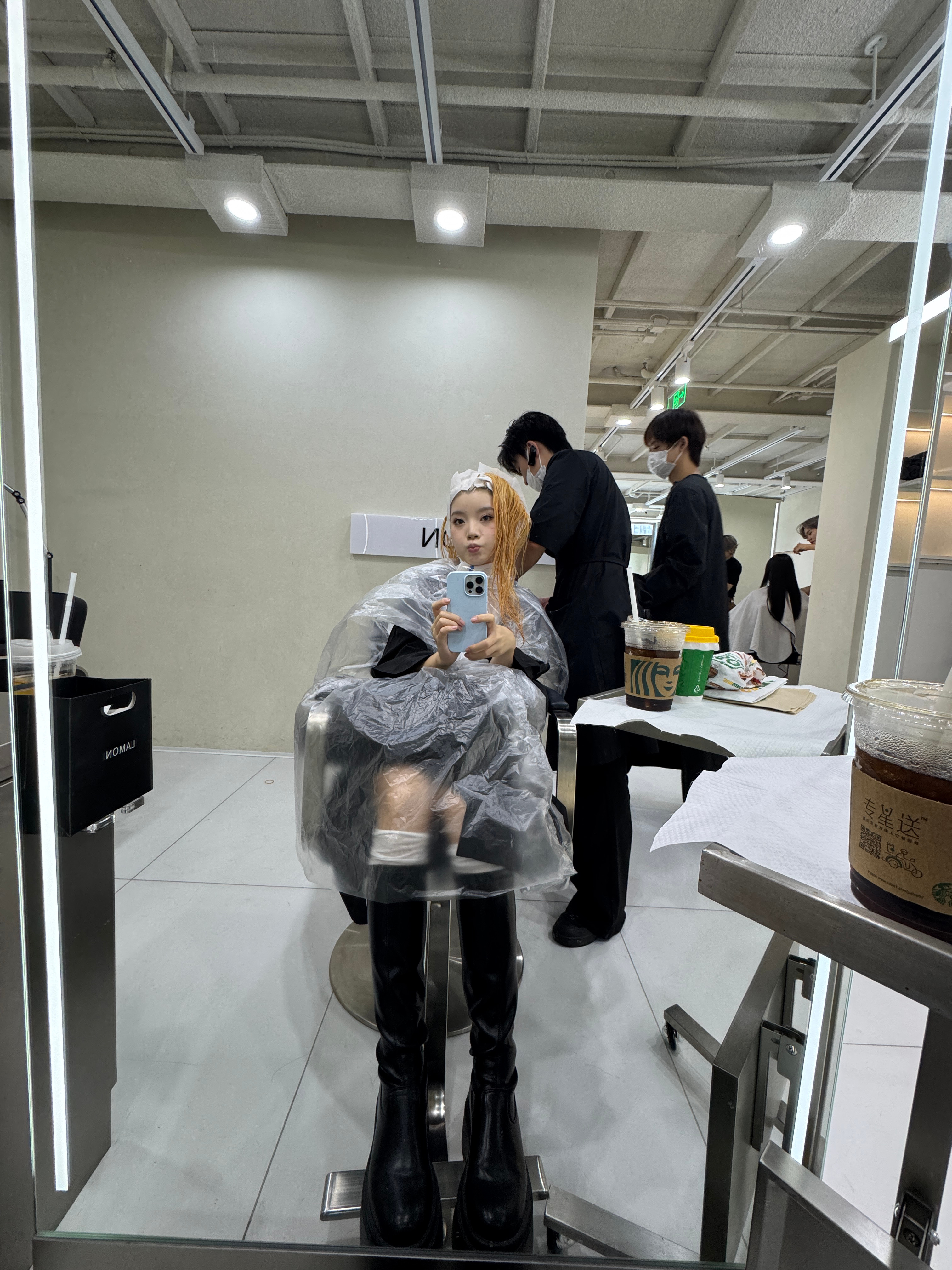 人一旦染了浅色就会想尝试更浅色哈哈哈哈 我又又又漂头发了 上次褪到7度半 这次要
