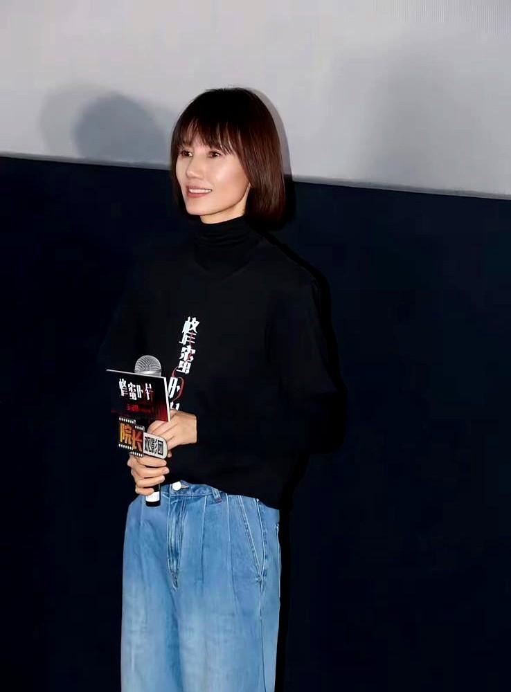 内娱还得是袁泉啊！

49岁，眼窝深邃，下颌线清晰，眼角的褶子都成了故事。人家根