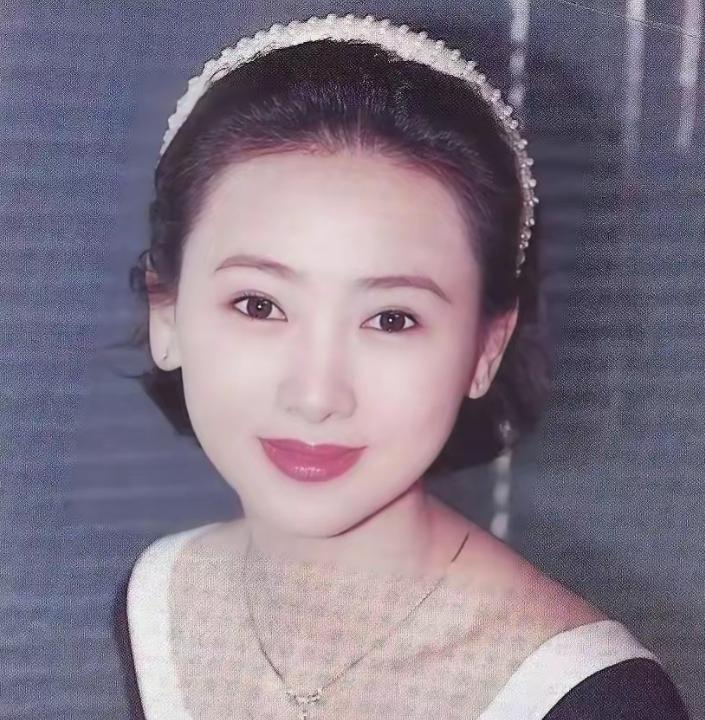 2005年，翁虹被婆婆赶出家门："滚！你配不上我儿子！"她转身拉着行李箱消失在美