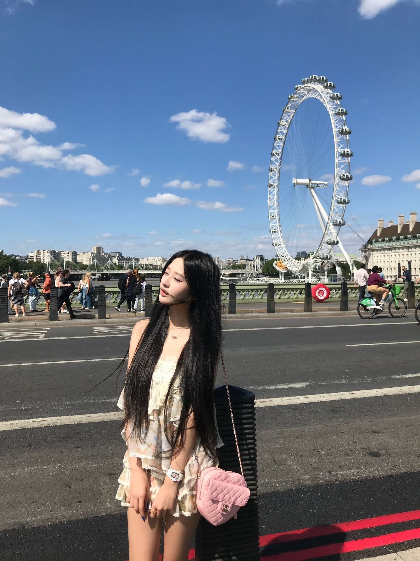 辛巴大女儿在英国，手戴价值 250 万的理查德米勒手表，背着 5 万元的香奈儿粉