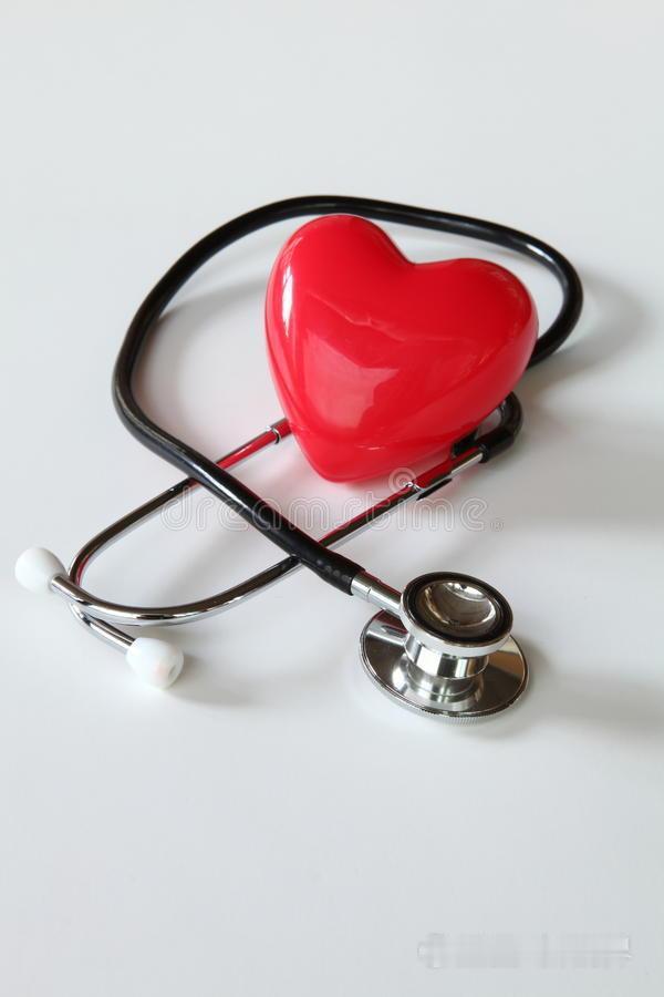 听诊器是人类发明的第一个医疗器械，曾经为看病做出重大贡献，也是医学生学习诊断学课