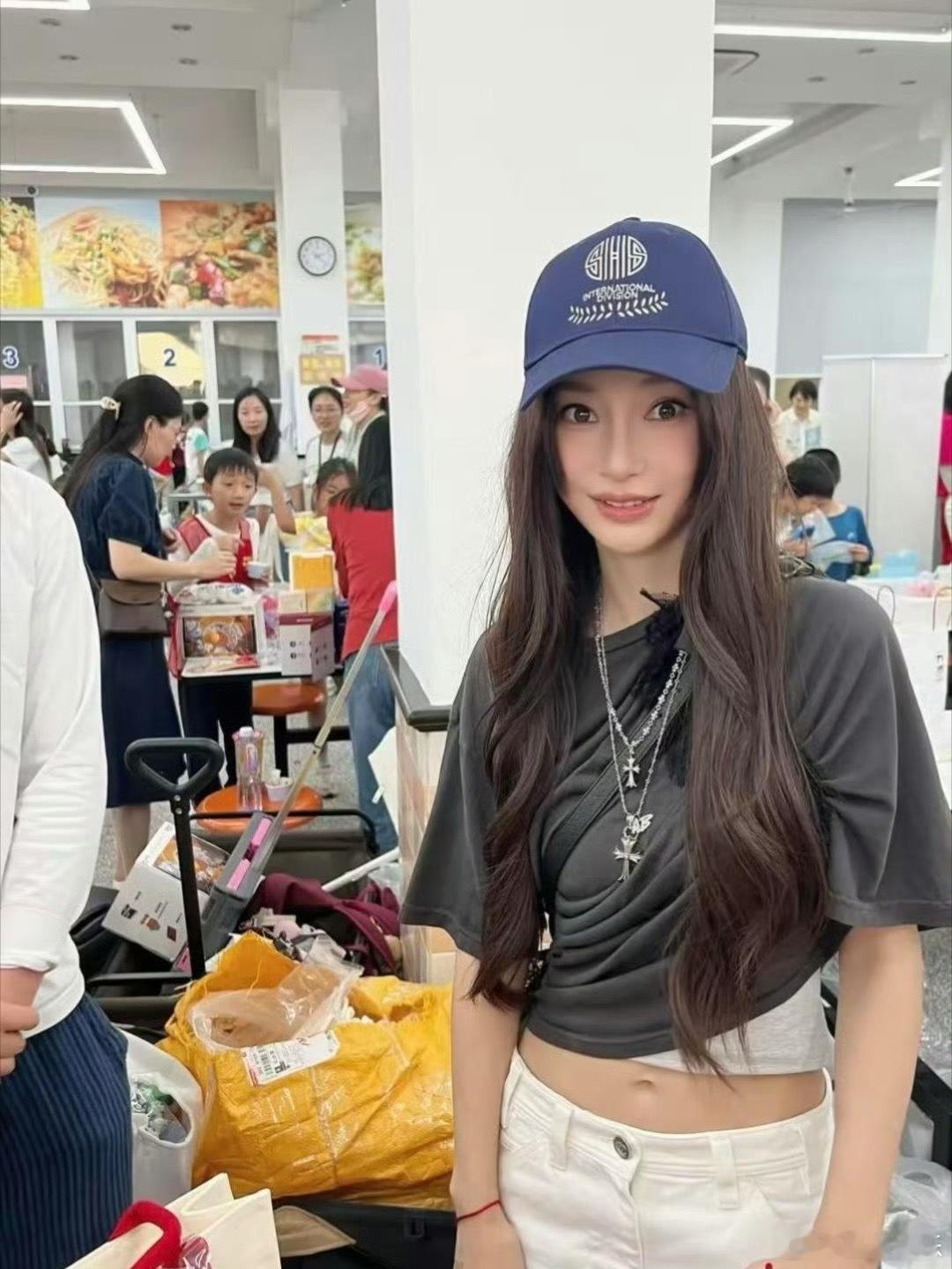 Angelababy现身小海绵学校义卖会！！！！一点明星架子也没有纯纯就是普通家