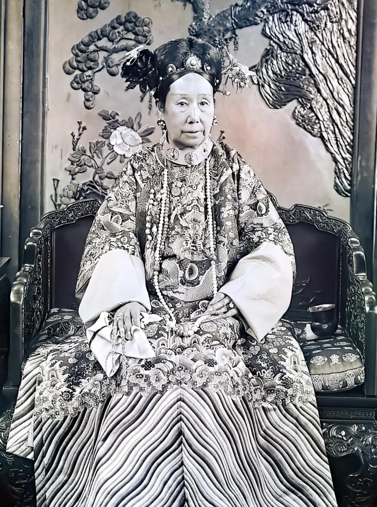唉～想想就来气，慈禧这个败家女人，可真是太会享受了！祸国殃民干了那么多坏事，欠了