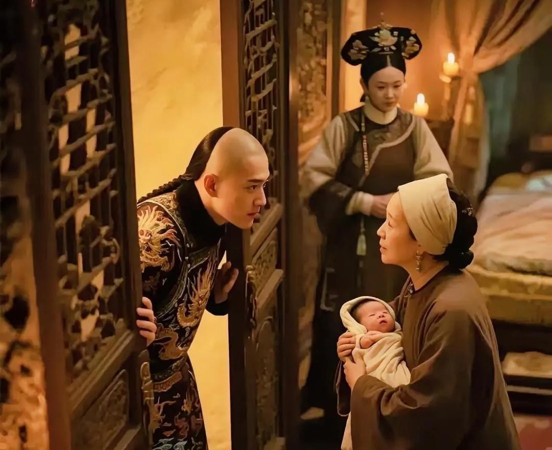 皇太极刚宠幸完孝庄，就赶去看望生产的海兰珠。他一边扒着门缝往里看，一边不停地问：