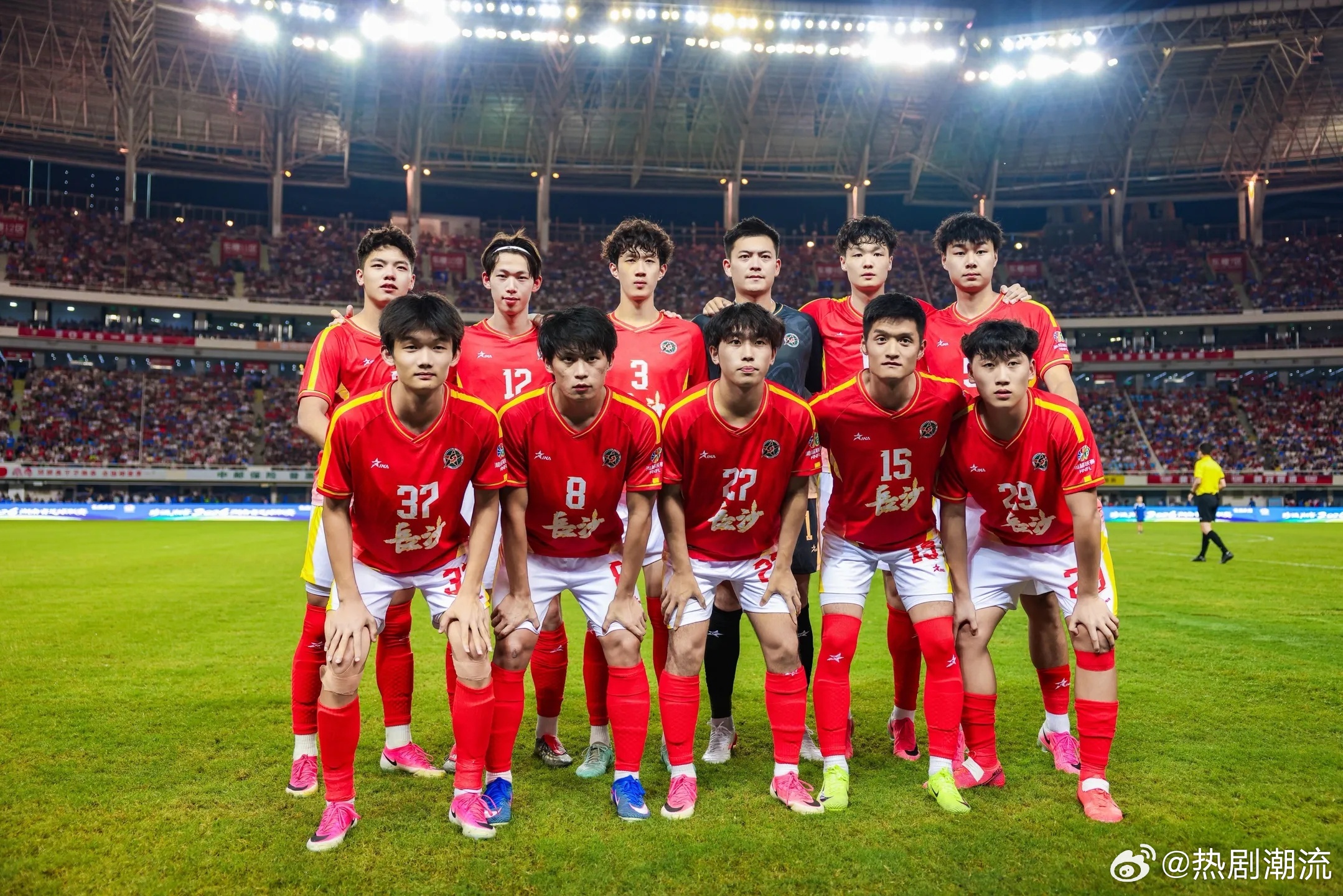 湘超有自己的应援显眼包长沙上演湘超版英阿球迷对决 湘超线下也太有乐趣了，博主在路