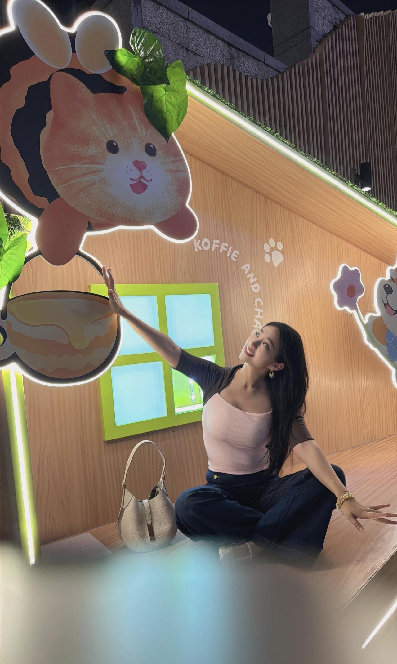 萌宠咖啡馆打卡，超可爱猫咪装饰，快来一起享受甜蜜时光！🐱💕