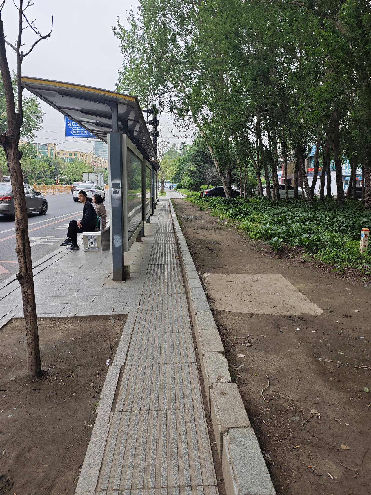 这个人行路前面有站桩，就应该在站桩处加宽，旁边是绿化带，路不加宽行人只能破坏绿化