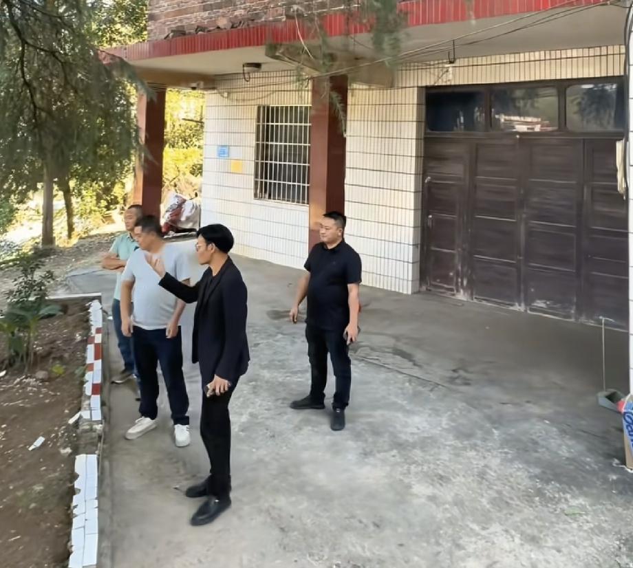 昨天有好几位专门做房屋设计的博主去朱博士家中商量如何改造现在朱博士家的居住环境
