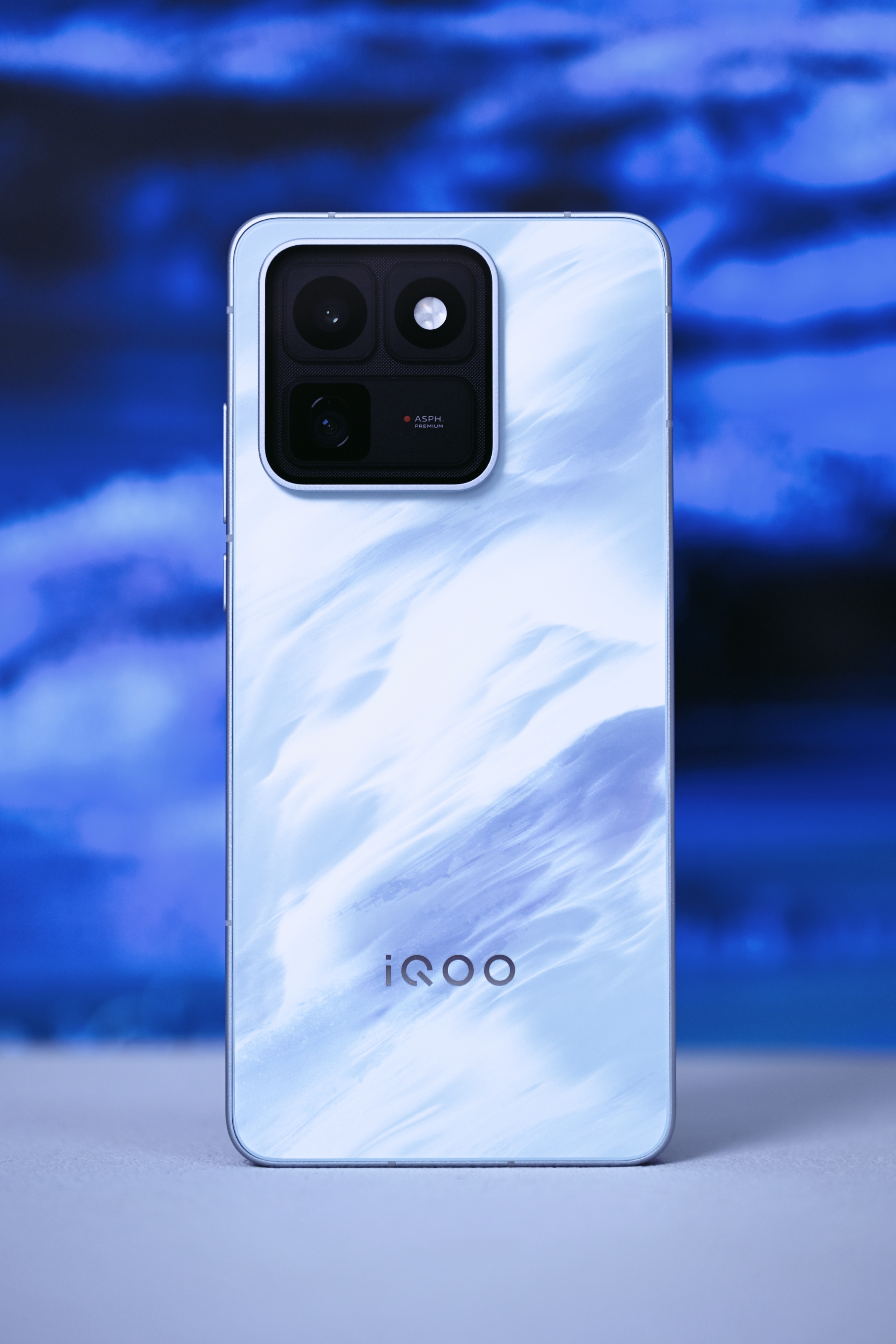 来感受下 iQOO15T 「青云」的颜值，Ultra同款设计！ 
