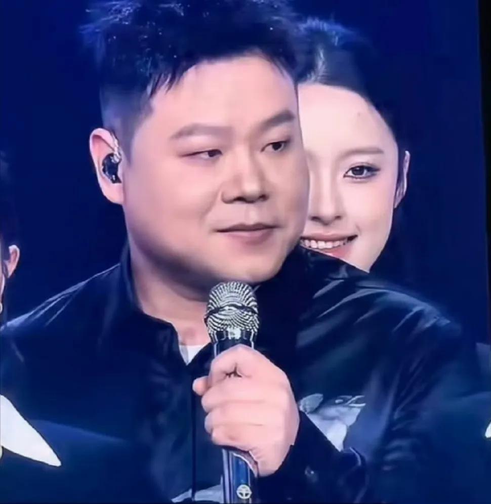 岳云鹏演唱会造型惊呆网友：这哪是小岳岳，分明是欧豪！
以前总看岳云鹏穿大褂说相声