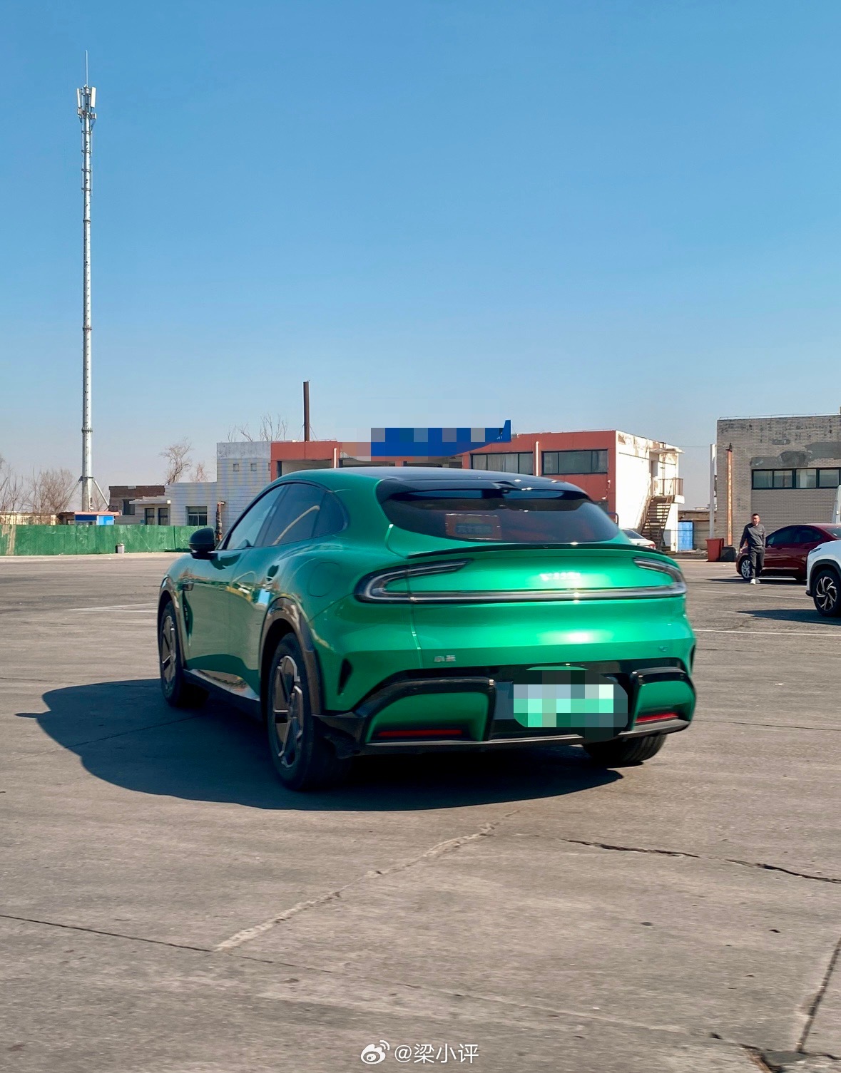 小米SU7，小米YU7，这两辆车在路上见过很多次了，查了一下，累计交付量早就突破