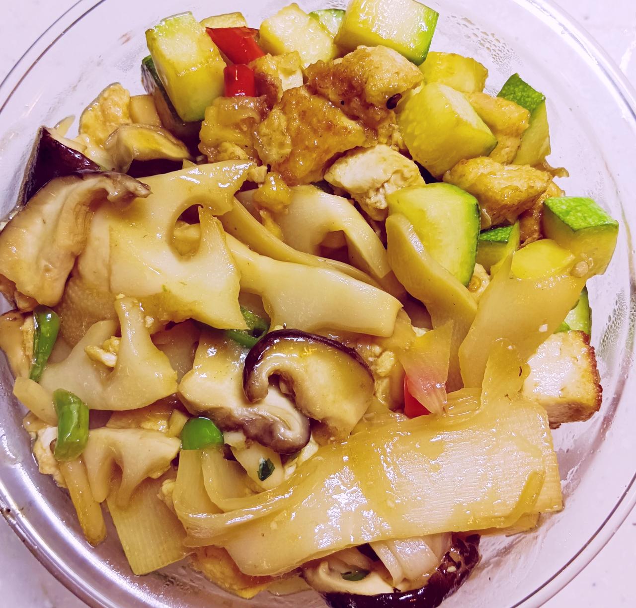 儿媳周日做义工回来后就感冒了，吃了两天药，症状稍有缓解，可今天嗓子依旧沙哑，着实