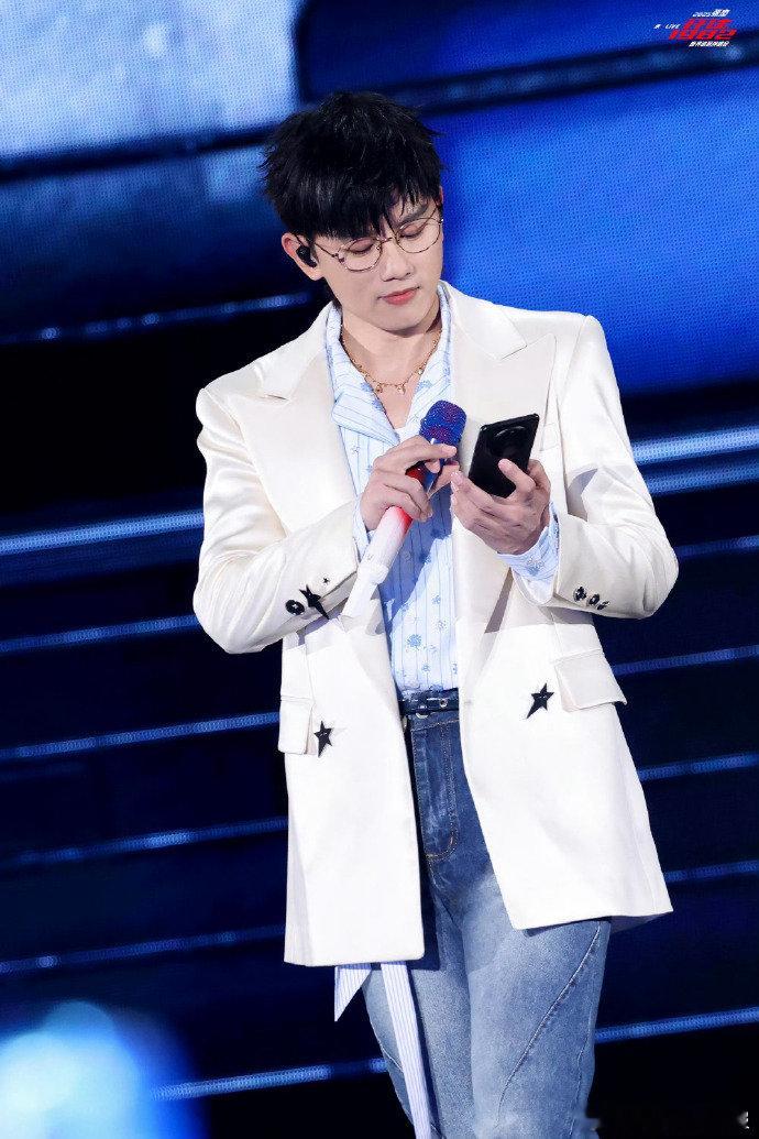 张杰歌迷会为四川一村庄出资修路张杰歌迷会这波操作我服了！千万捐款修路，助力乡村振