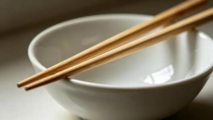 被家兄训了一顿才明白：筷子插饭里，真不是迷信这么简单
 
昨天在家吃饭，盛完饭顺