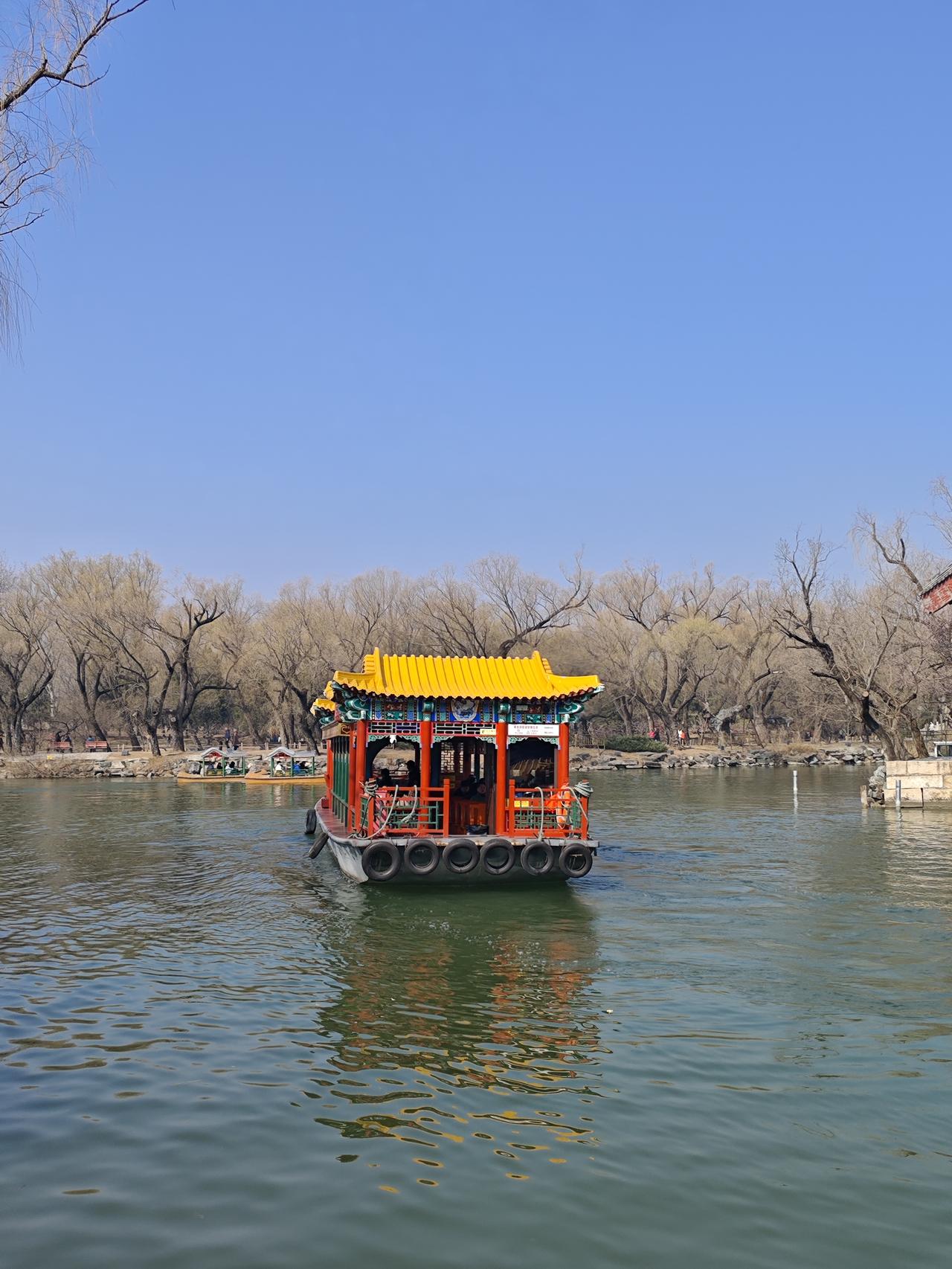 人这一辈子，真的不容易
 
人这一辈子，一路走来真的不容易。
尝过酸甜苦辣，历经