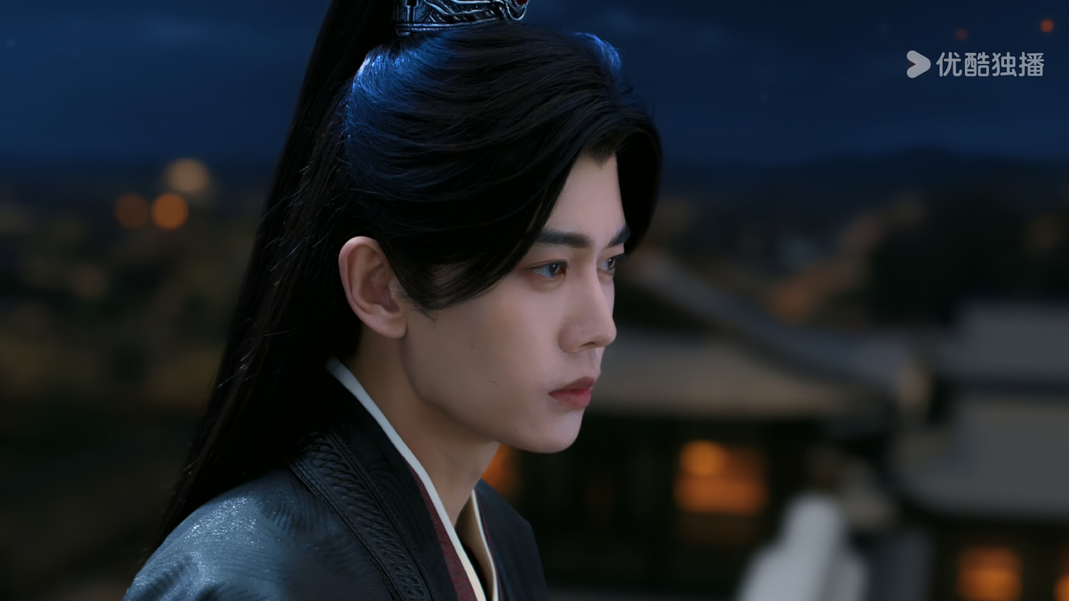 打开凤凰台上确实不像是25年的古偶，整体制作画风太古早了，多虚化大白光，真的不显