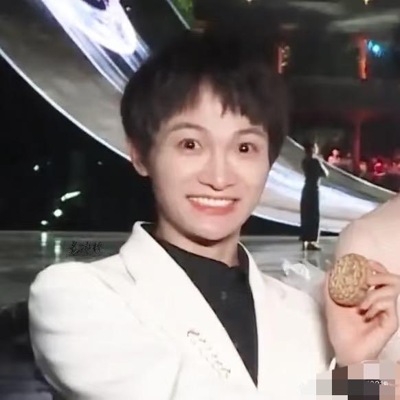 终于有些明白了
周深为什么平时对自己抠抠搜搜了
房子是租的，车没有私家车，穿，生