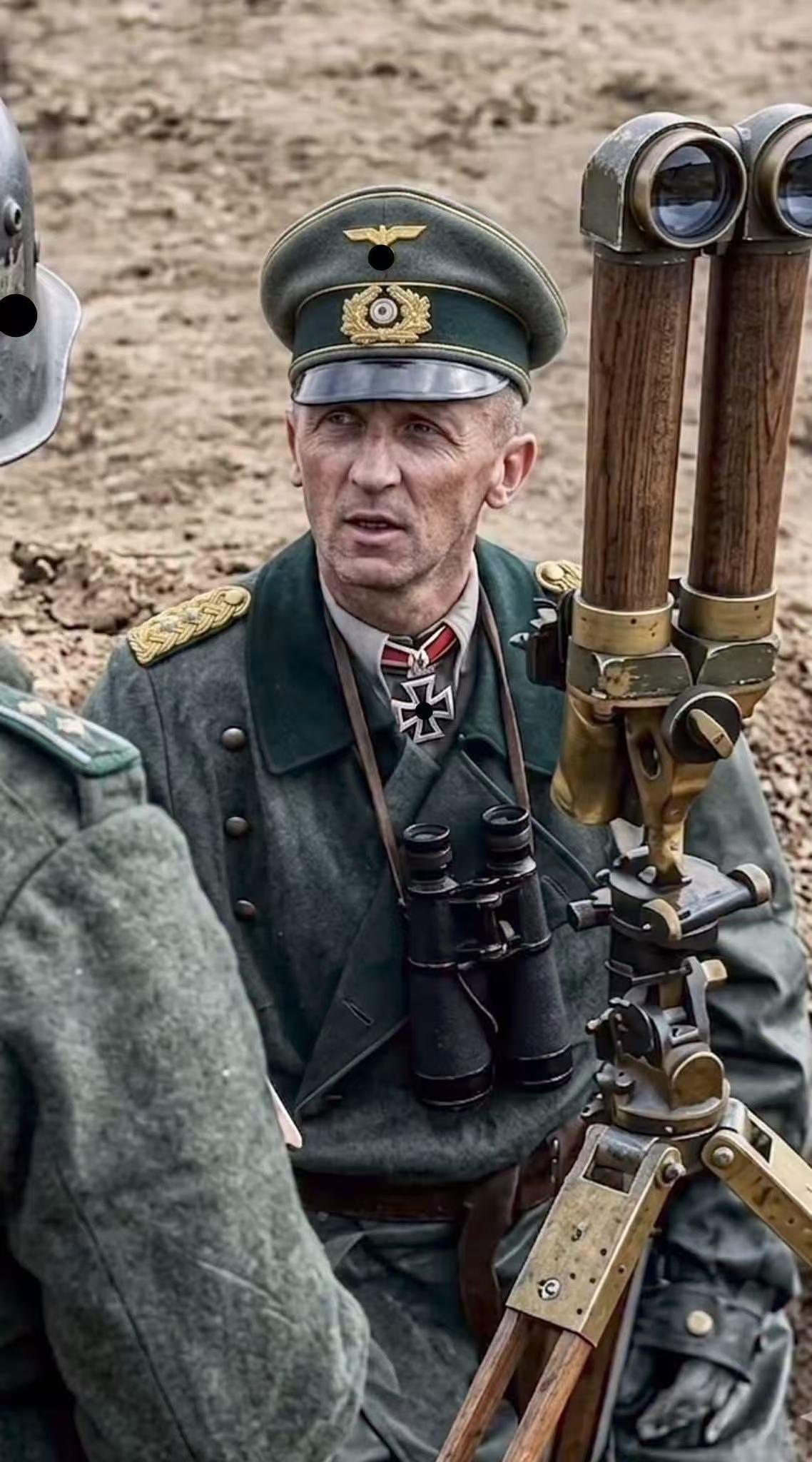 大家认得出照片里这名德军中将是谁不？

1944年，其被晋升为陆军中将，任德军第