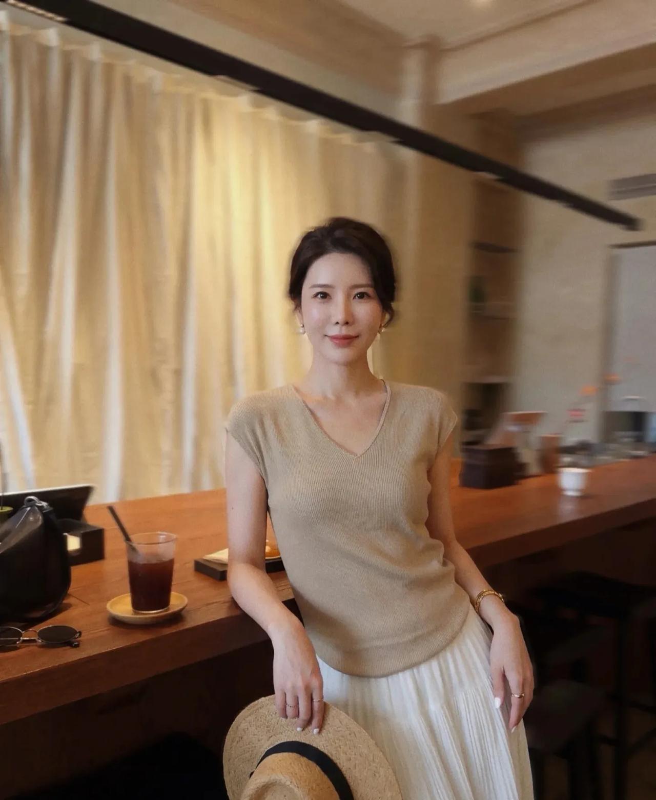 游艇在威尼斯湛蓝的水面上慢慢穿行，午后的阳光洒在海面上，一层层碎钻一样的波光随着