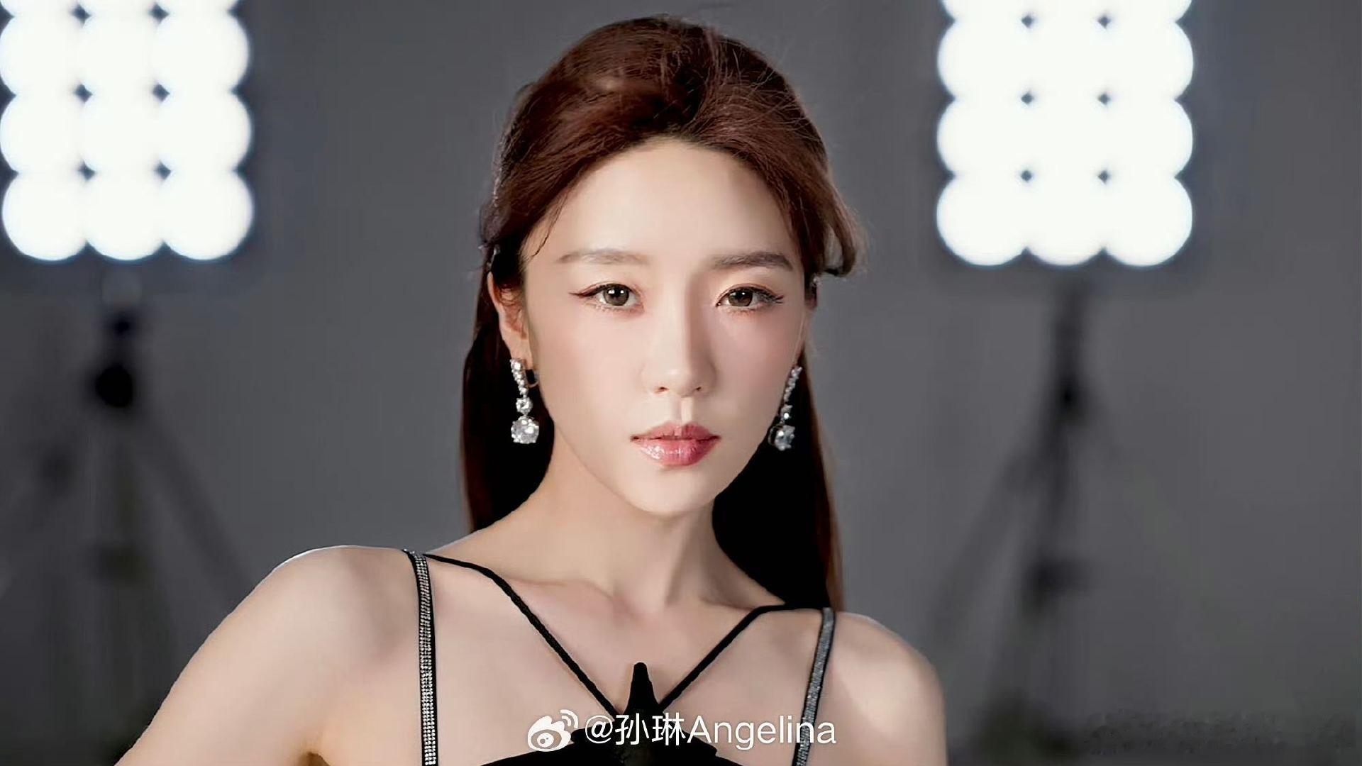 张月多情猫首位代言人 风情藏于细节之中，体态优雅大方，造型搭配张月精准贴合个人特
