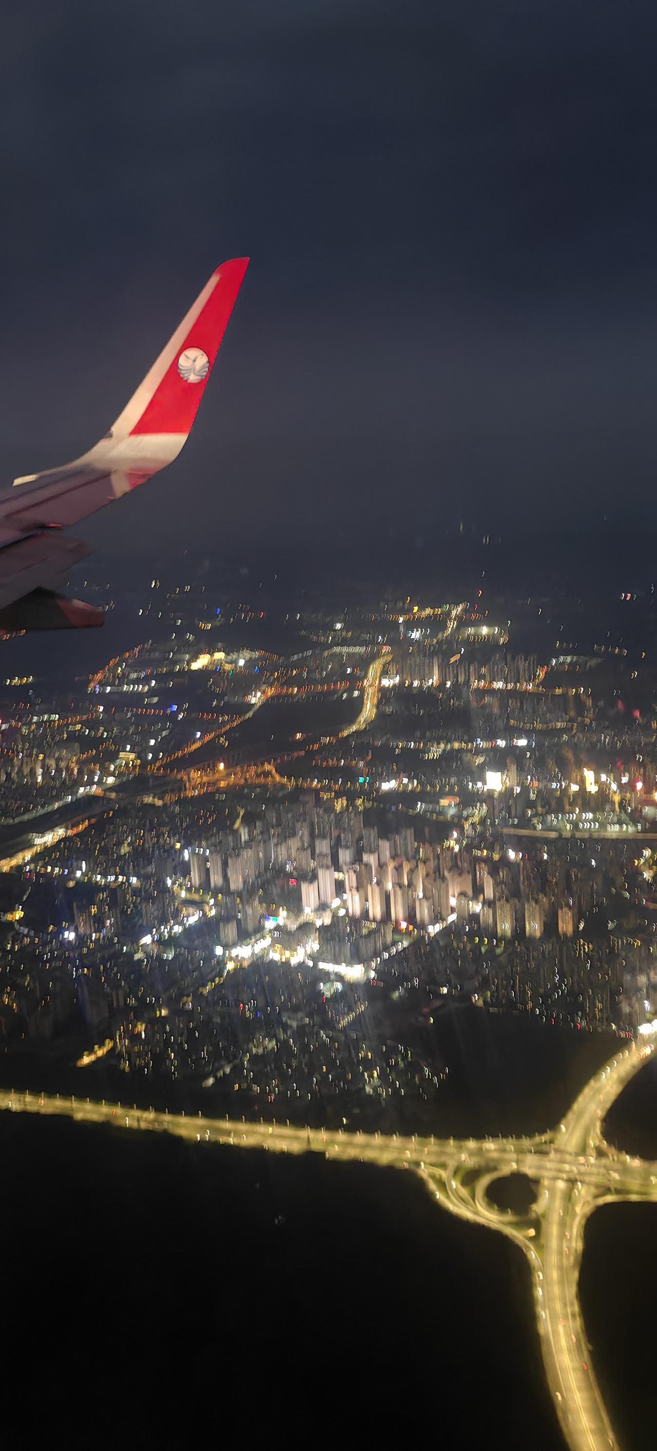 从飞机上看我大重庆的夜景，确实很高级啊[爱慕]