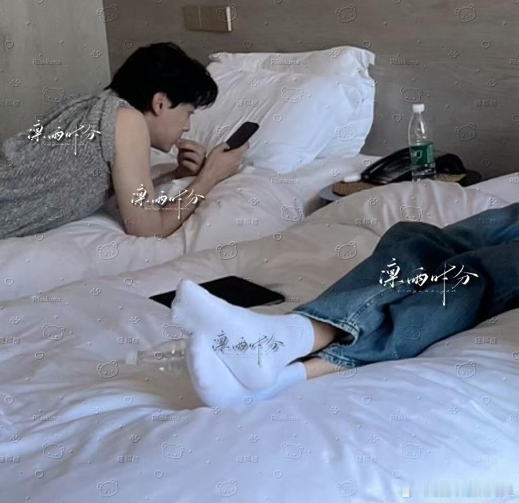 厚当厚当 茉莉奶白那天田雷不会就是用这个姿势躺朋朋床上玩手机吧 