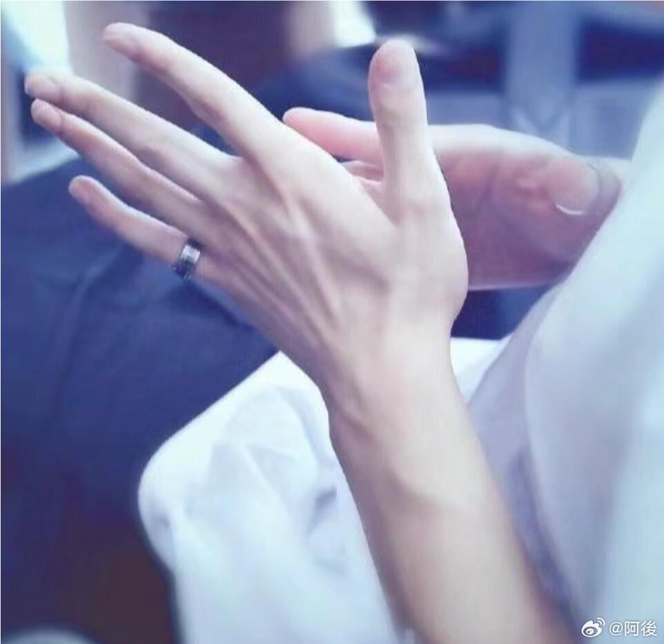 黄景瑜手控天菜 手控的终极理想型✨黄景瑜这双手线条流畅又有张力，随便一个镜头都让