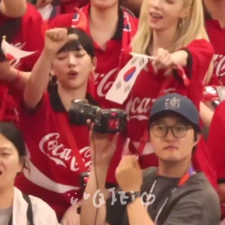 柳智敏金玟庭看到捷克队犯规反应柳智敏金玟庭捷克队犯规反应世界杯现场观赛的柳智敏金
