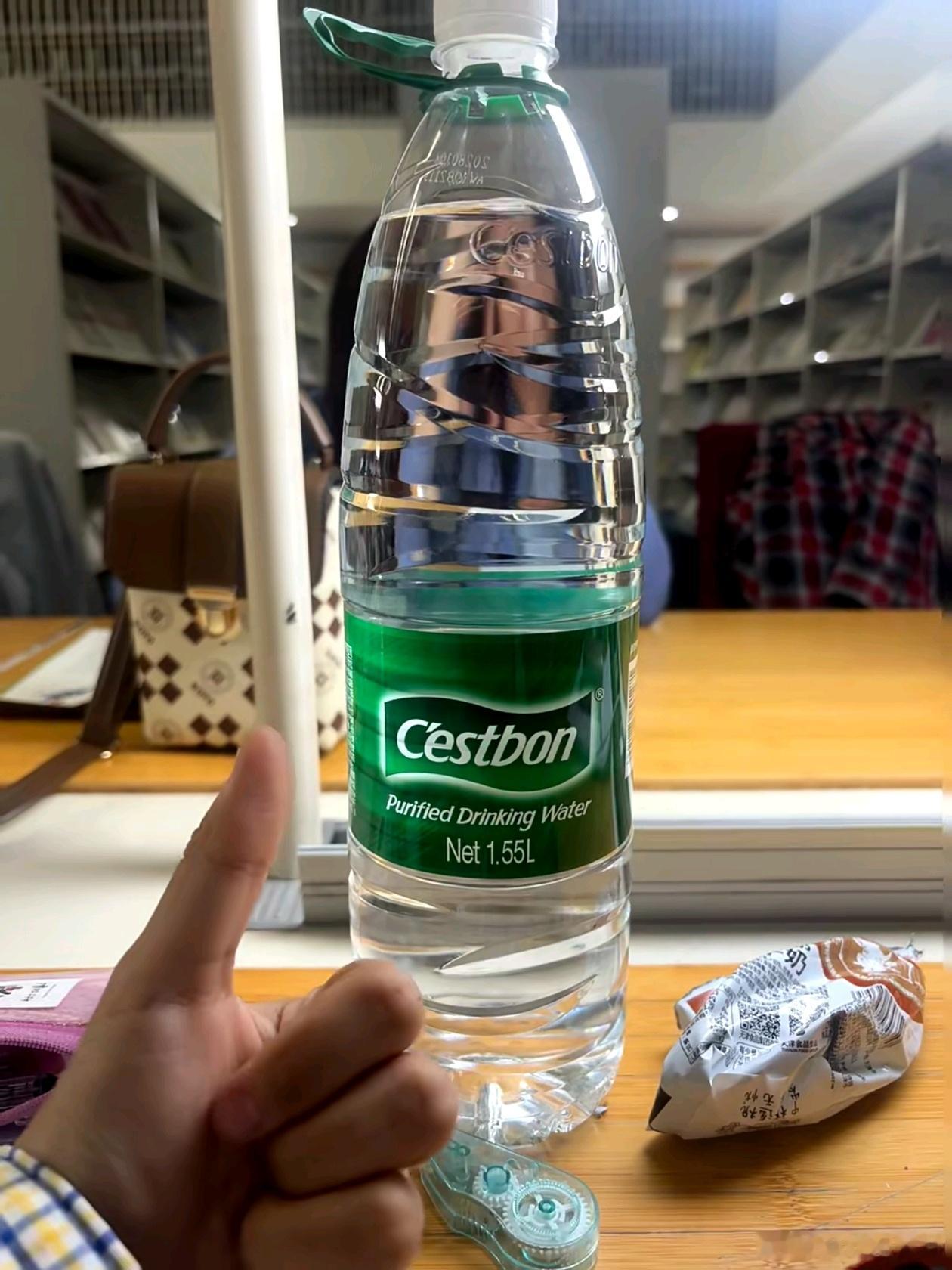 喝大水喝大水，别揣着小水思维。小水思维不换，你就喝不成大水；跳不出小水思维，这大