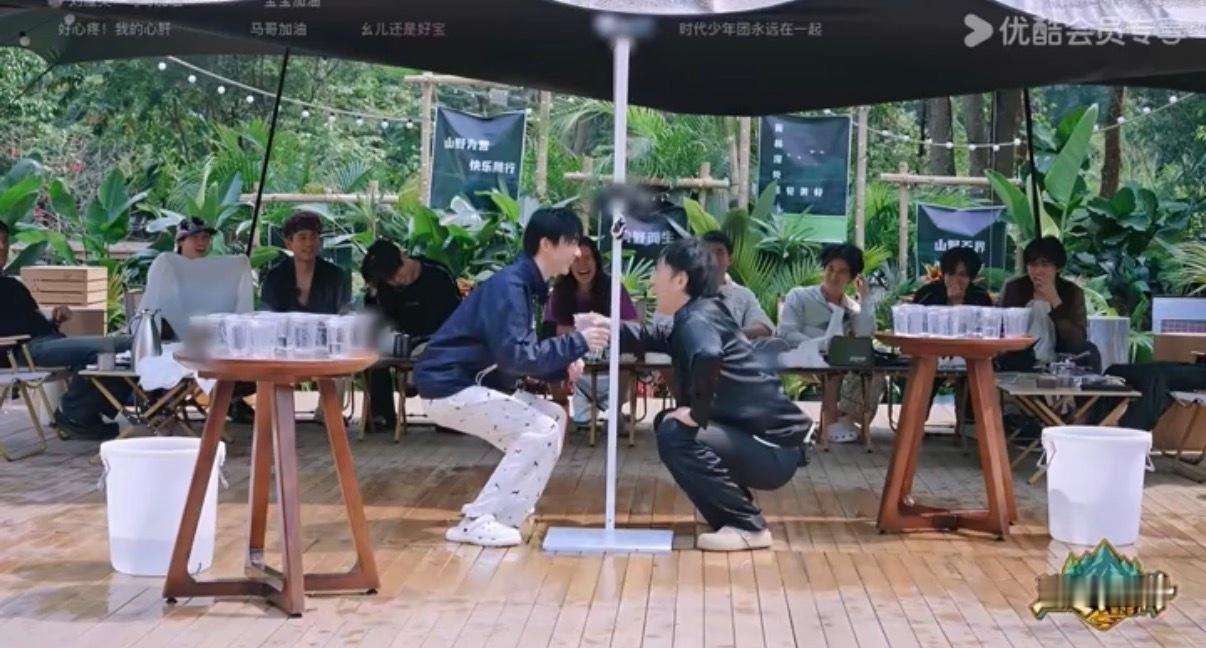 马嘉祺被泼水宋亚轩就这么心疼马嘉祺被泼水，宋亚轩眼神里的心疼藏都藏不住，直勾勾的