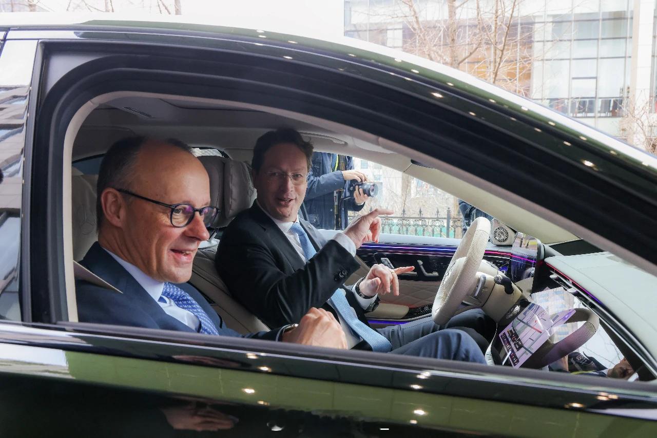 德国总理默茨和康林松在国内试乘新一代 S 级轿车，Momenta 直接拿下奔驰 