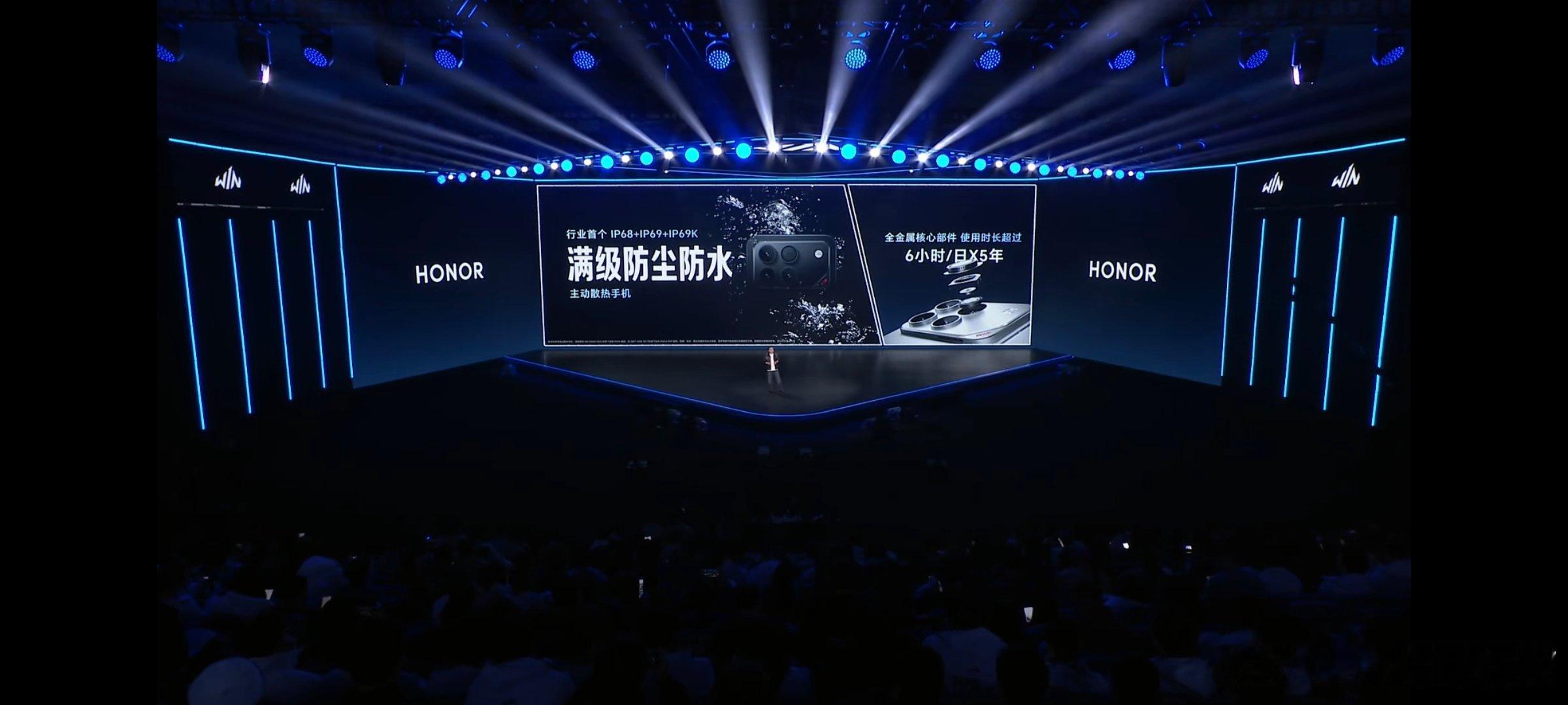 荣耀WIN 这个散热可以说是考虑非常周到了，还不用因为开风口而担心进水问题，还有