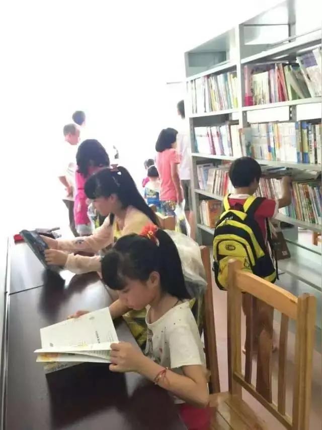 我也是为了省几个电费，每天中午吃完饭，我就把孩子们撵走，让他们去附近的图书馆自习