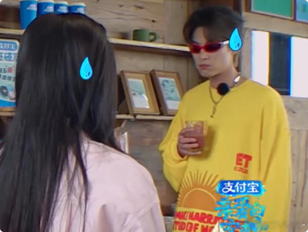 王鹤棣沈月一喝一个不吱声亲爱的客栈 秦岚牌果汁上线！棣棣月月对视沉默，味道全写脸