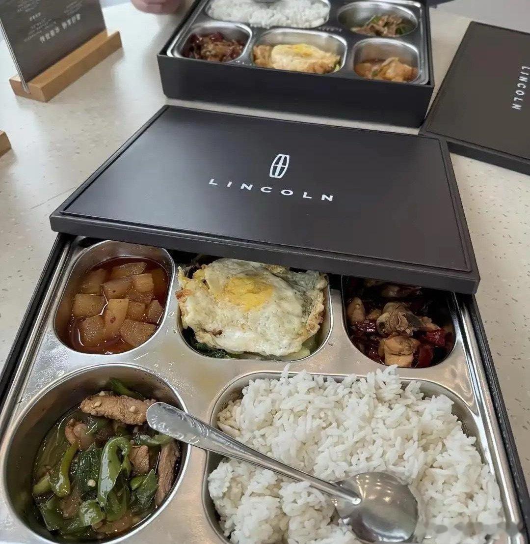 咱也是吃上4s店的盒饭了 