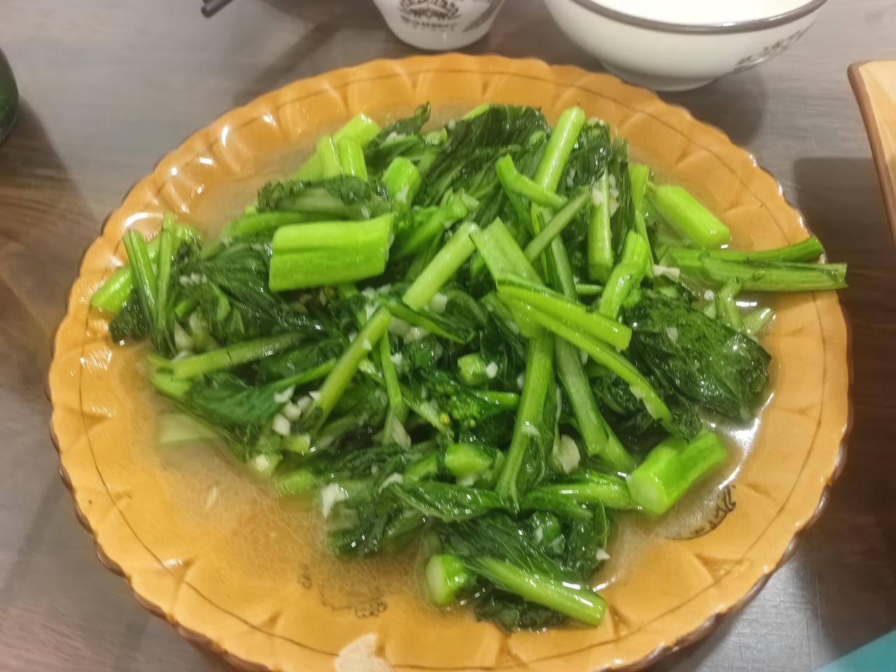 出门爱上火，来点清淡的总是好的。只此嫩绿，在炎热的天气里，酷热的中午，眼福口福都