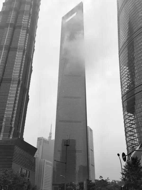 ——本次上海赛车失火事件再一次击穿上海超一流城市的面具，上海是全国标杆，出现如此
