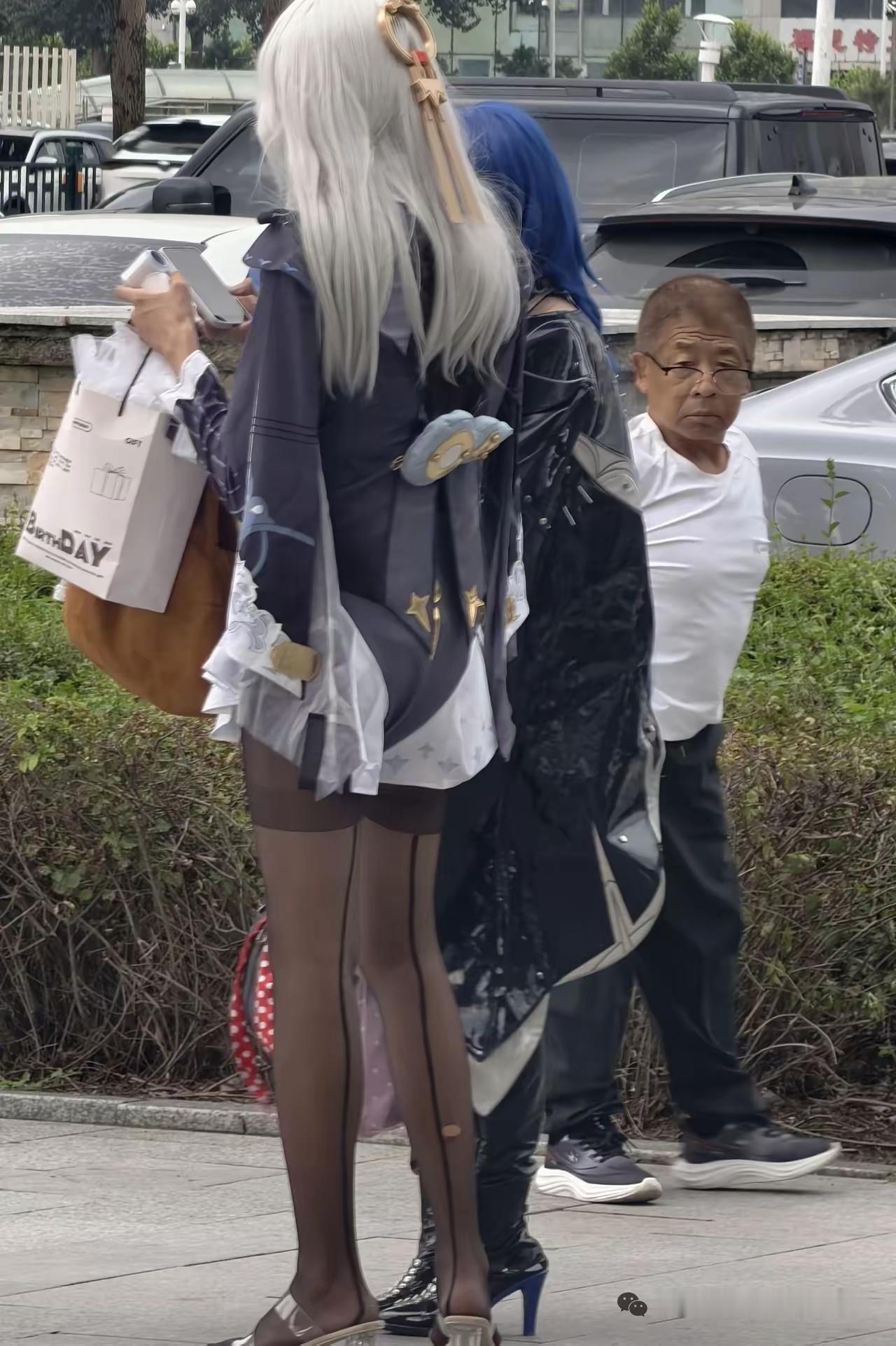 大爷说，不理解现在年轻人的穿搭