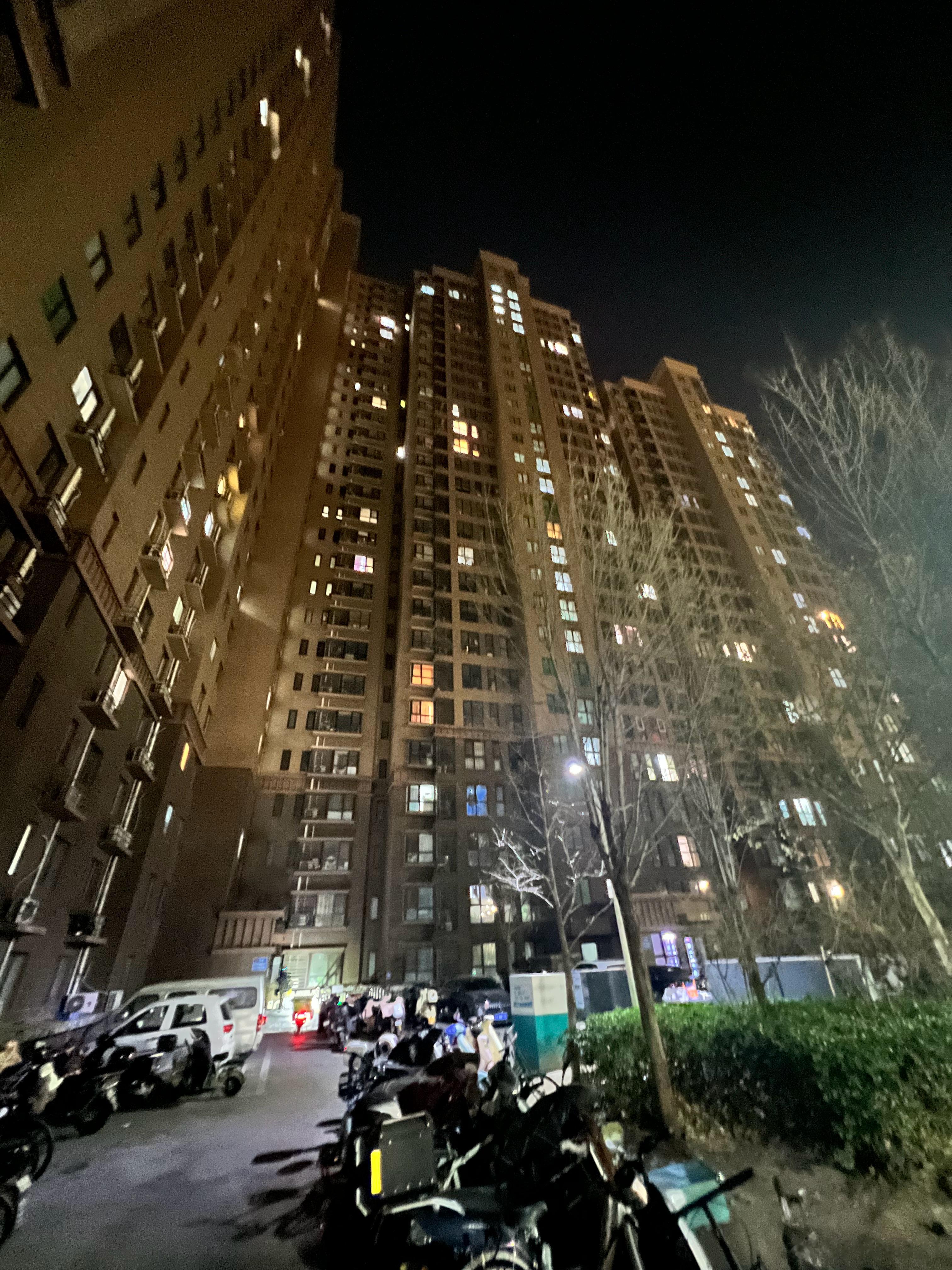 我去这一栋楼得住多少人啊……感觉比我们整个小区人多…… ​​​