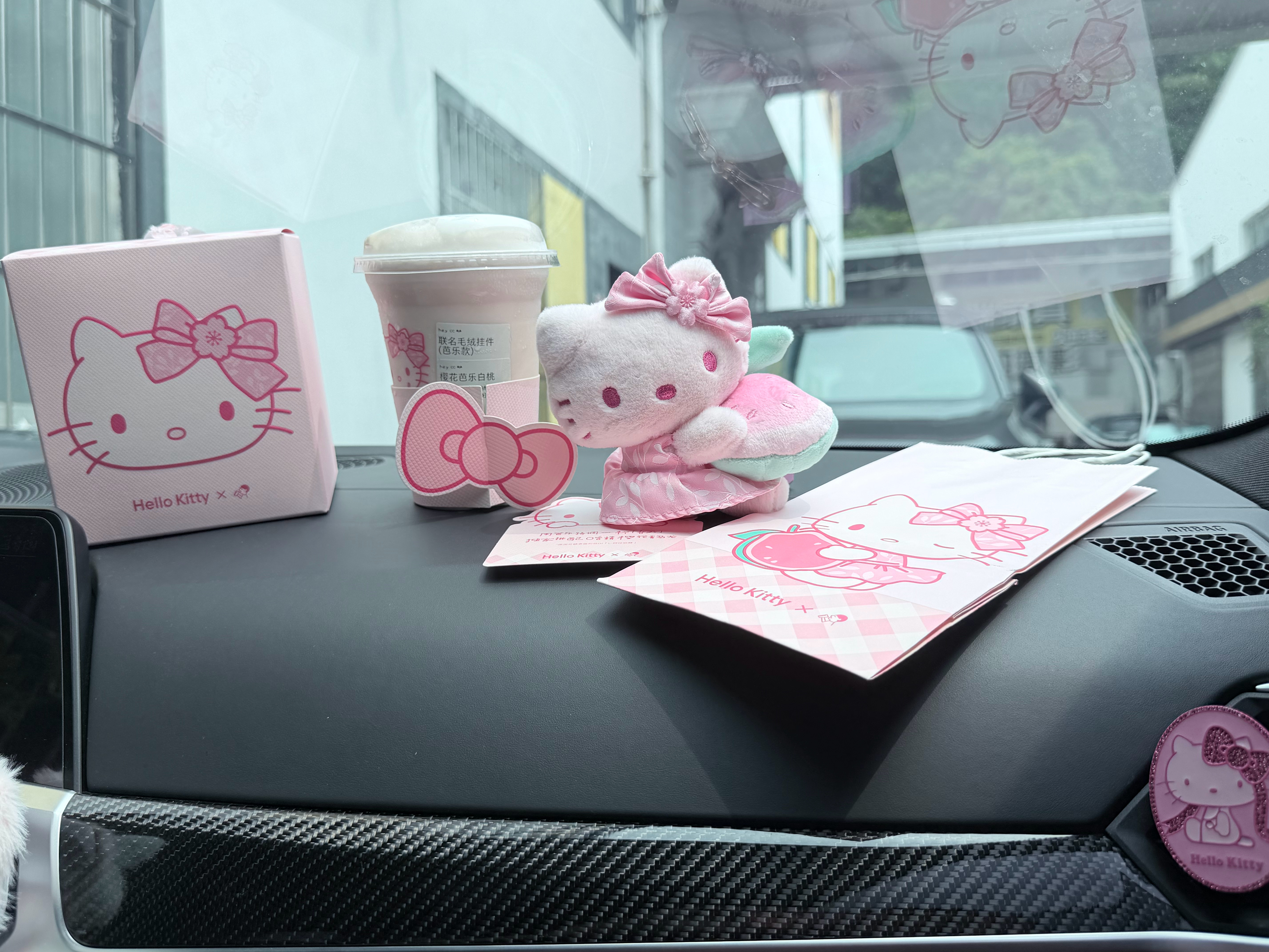 张哥给上班的我买了这个 巨可爱 kitty太爱和奶茶联名了吧 