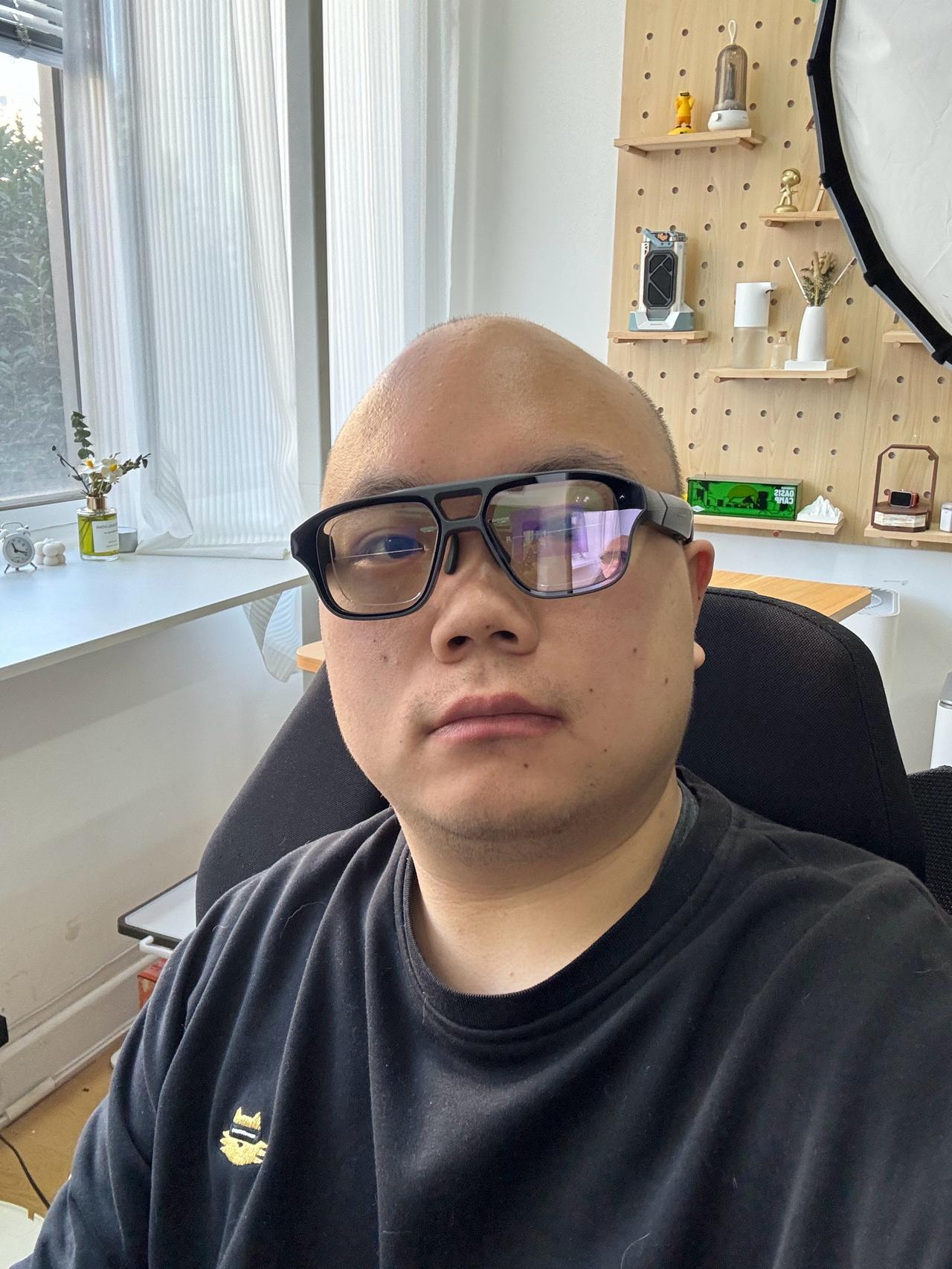 给你们看看1w 块钱的眼镜戴在脸上的感觉，是不是瞬间我这张脸看起来都贵了很多[酷