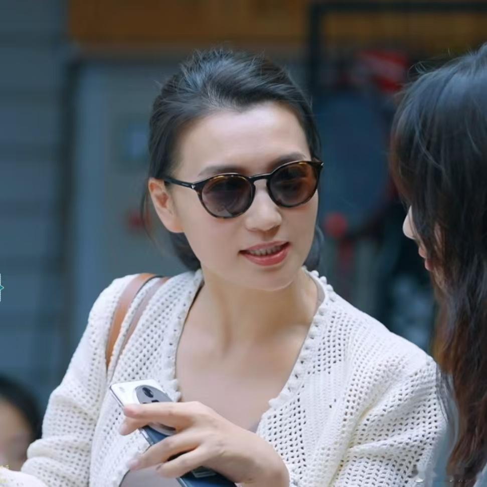 #陈好 我的万人迷姐姐# 看到花少6陈好画画那里，真的梦回万人迷，知性优雅、清醒