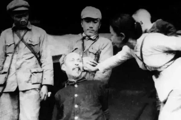 1949年，军区政委陈正人来到北京，毛主席和他聊完工作，忽然对他说：正人，你回去