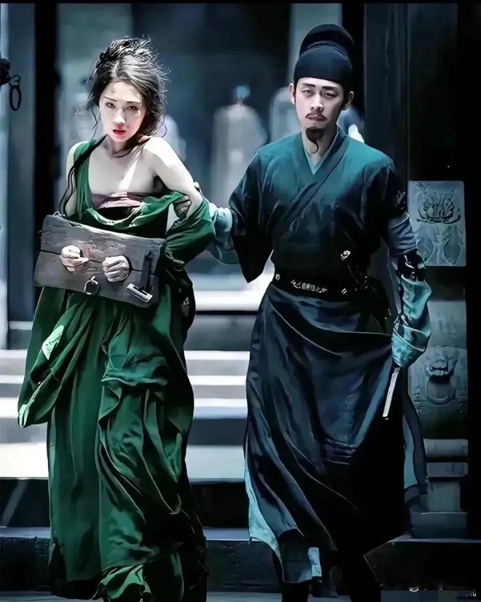 导演怎么想的，让女演员穿成这样？不知道的以为是在拍金瓶梅呢！