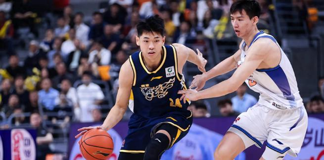 广东男篮靠什么击败了新疆？三人表现抢眼

广东主场的灯光还亮着，但开局的节奏让人